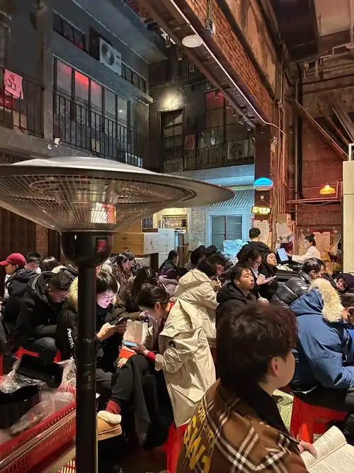 上港新援凌晨炸场？曝欧洲金靴或空降上海，球迷深夜蹲点等着签
